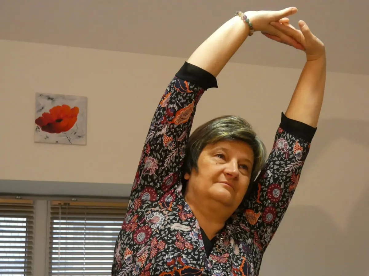 sophrologue Brive-la-Gaillarde — femme sophrologue souriante dans un cabinet lumineux